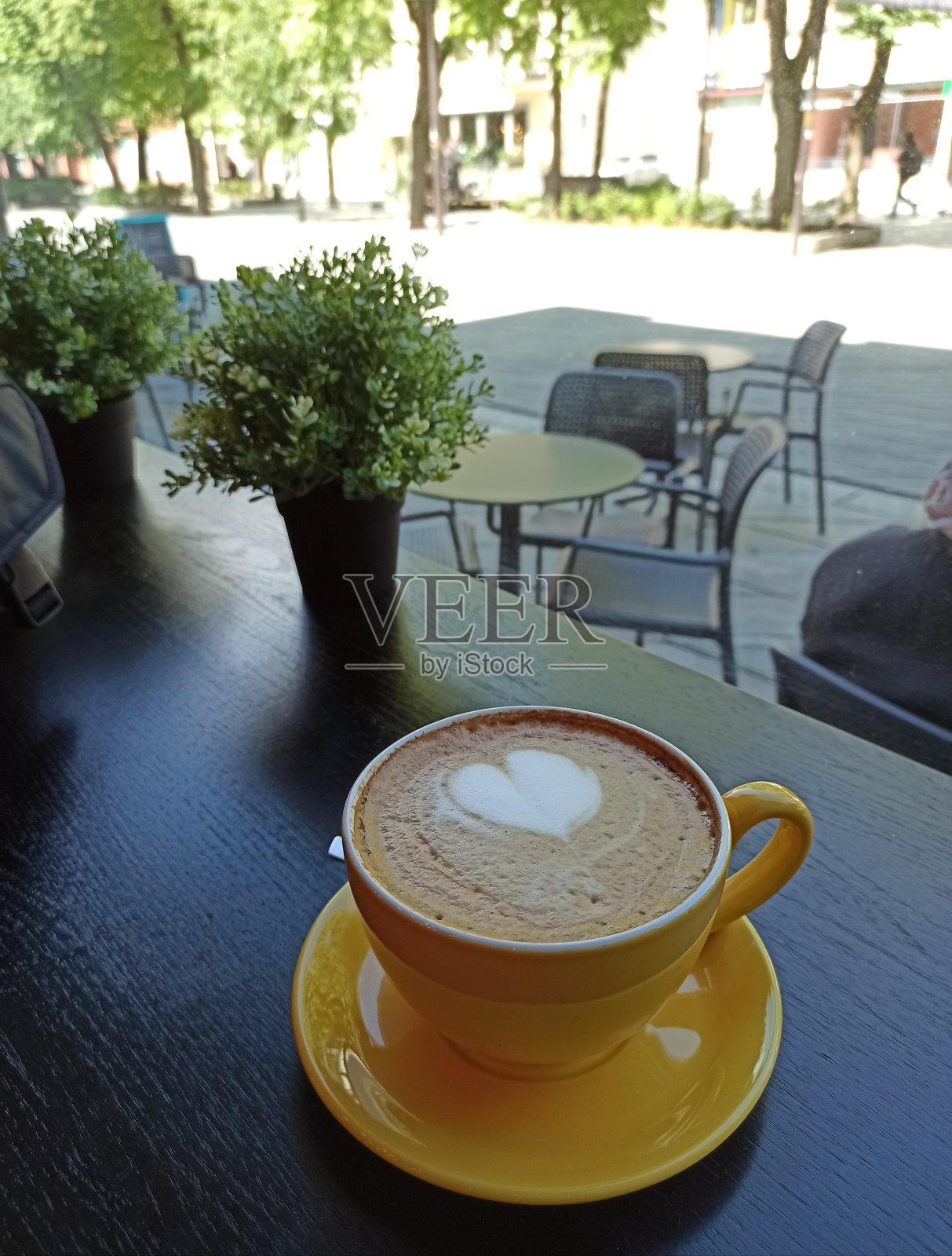 一杯黄色的咖啡照片摄影图片