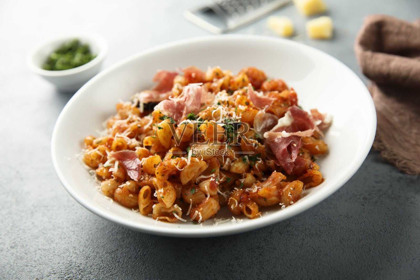 意大利面配火腿和奶酪照片摄影图片
