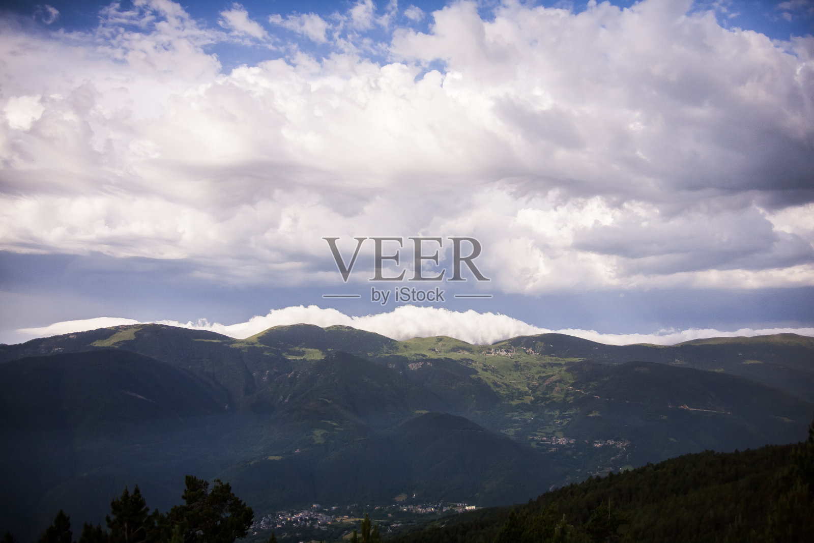 夏季风景在La Cerdanya,比利牛斯,西班牙照片摄影图片