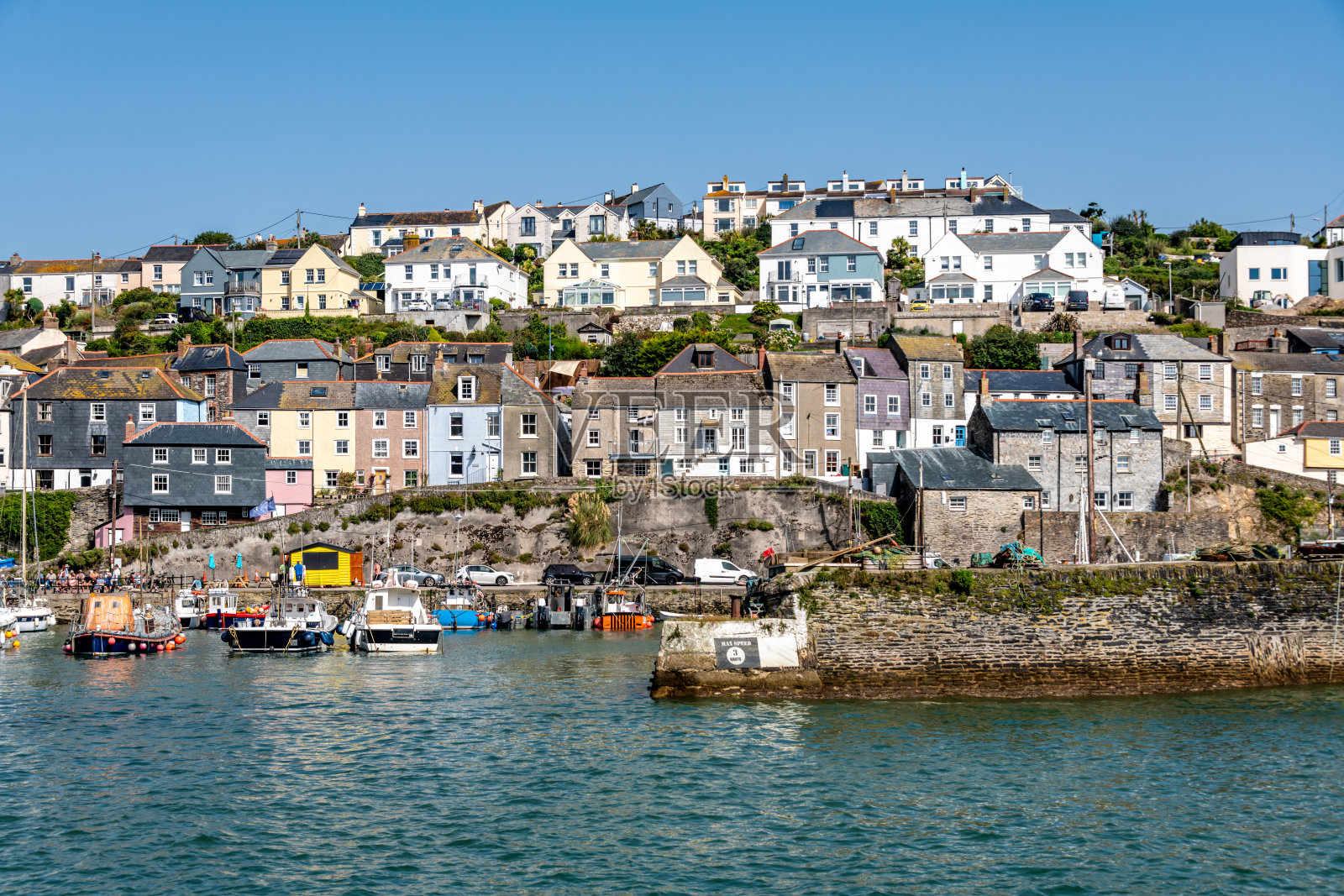 梅瓦吉西岛的小渔船和排屋照片摄影图片