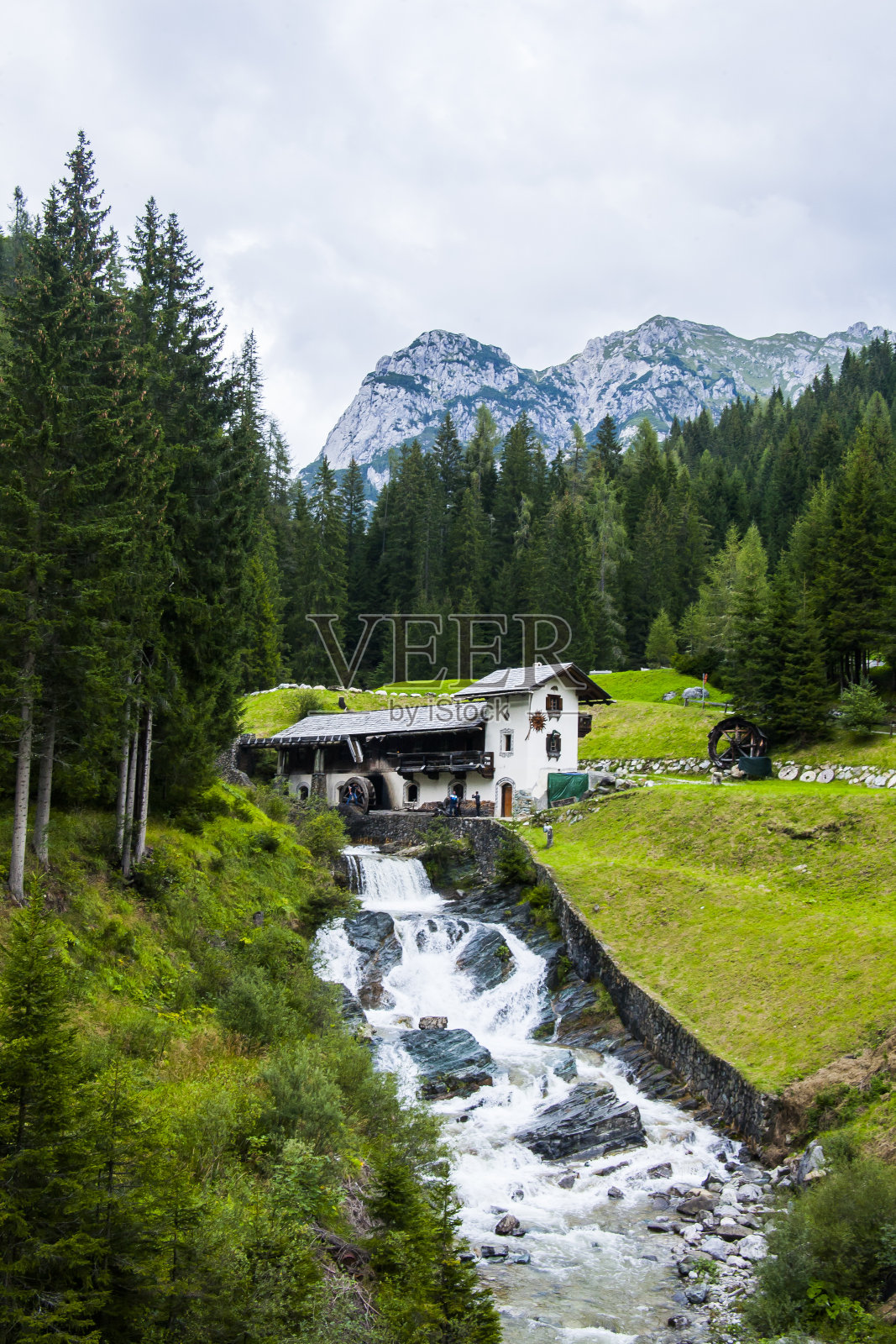 意大利阿尔卑斯山脉白云石山脉的夏季景观照片摄影图片