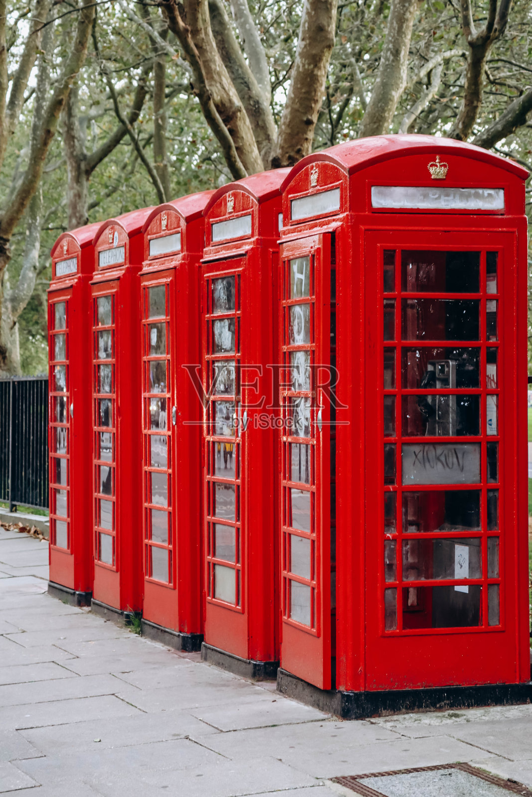 伦敦市中心标志性的红色电话亭照片摄影图片
