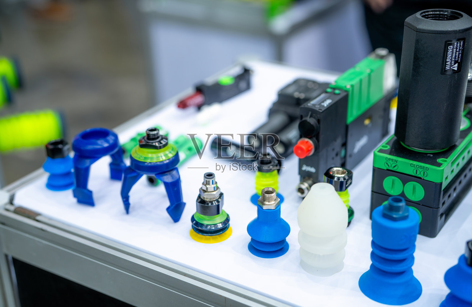 用于食品自动化的真空夹具和吸盘。真空抓手和吸盘系统,用于机器人食品处理和包装应用。食品工业中的吸盘和夹持器技术。照片摄影图片