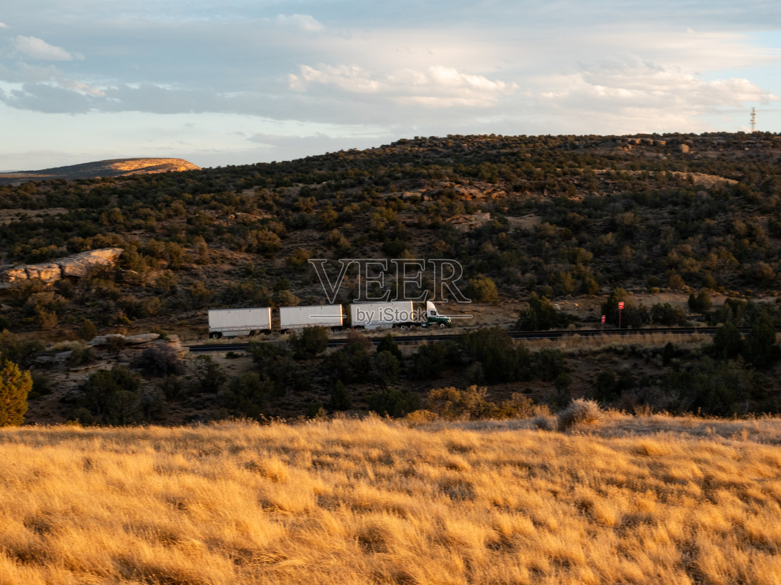 三拖车半卡车。犹他州70号州际公路。照片摄影图片
