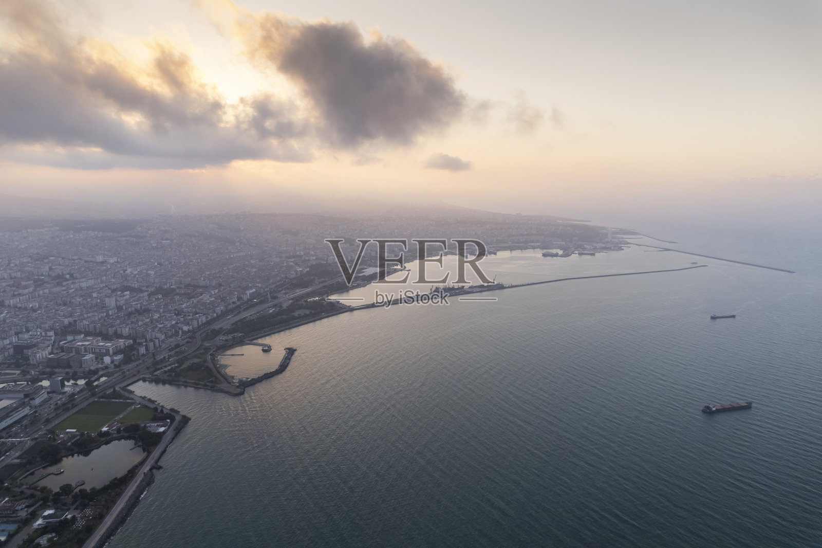 夜间在市中心和港口空中飞行。萨姆松、土耳其照片摄影图片