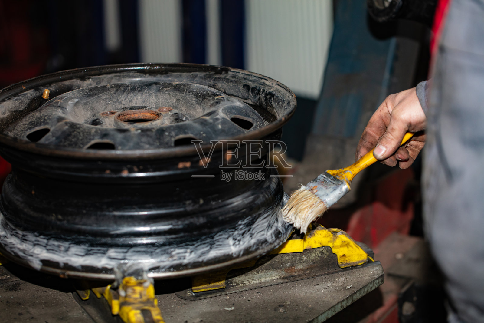 二手轮胎安装和充气特写照片摄影图片