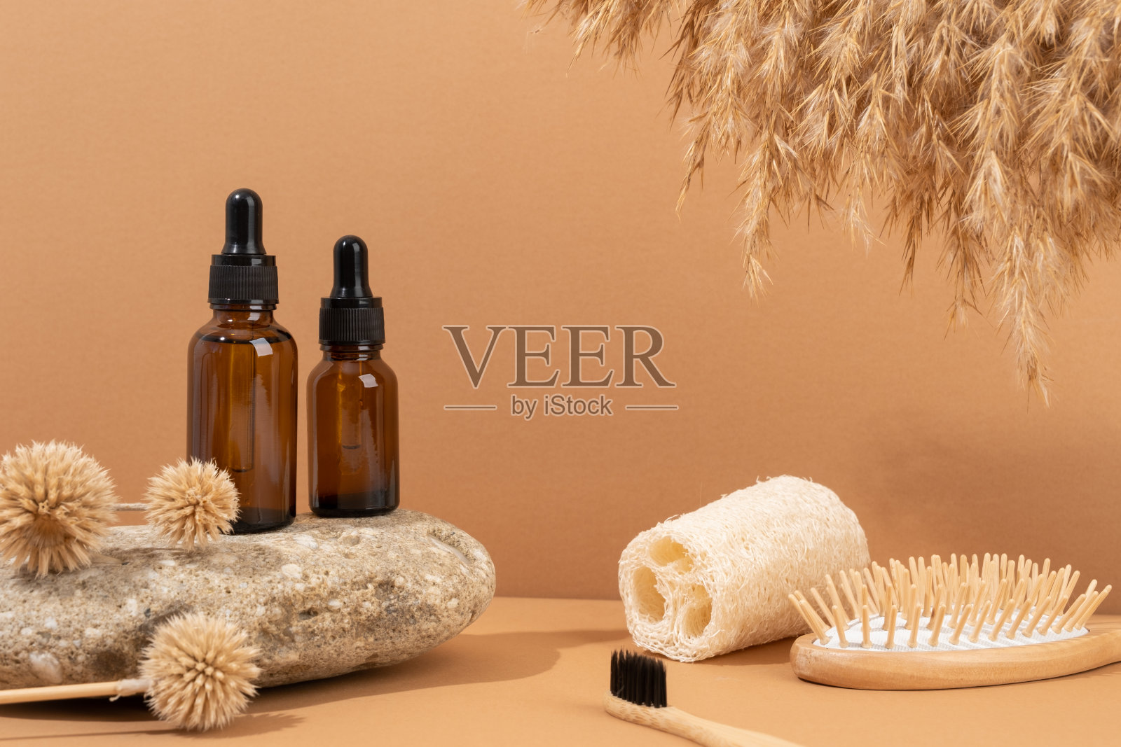 琥珀色玻璃滴管瓶和天然化妆品组成的模型照片摄影图片