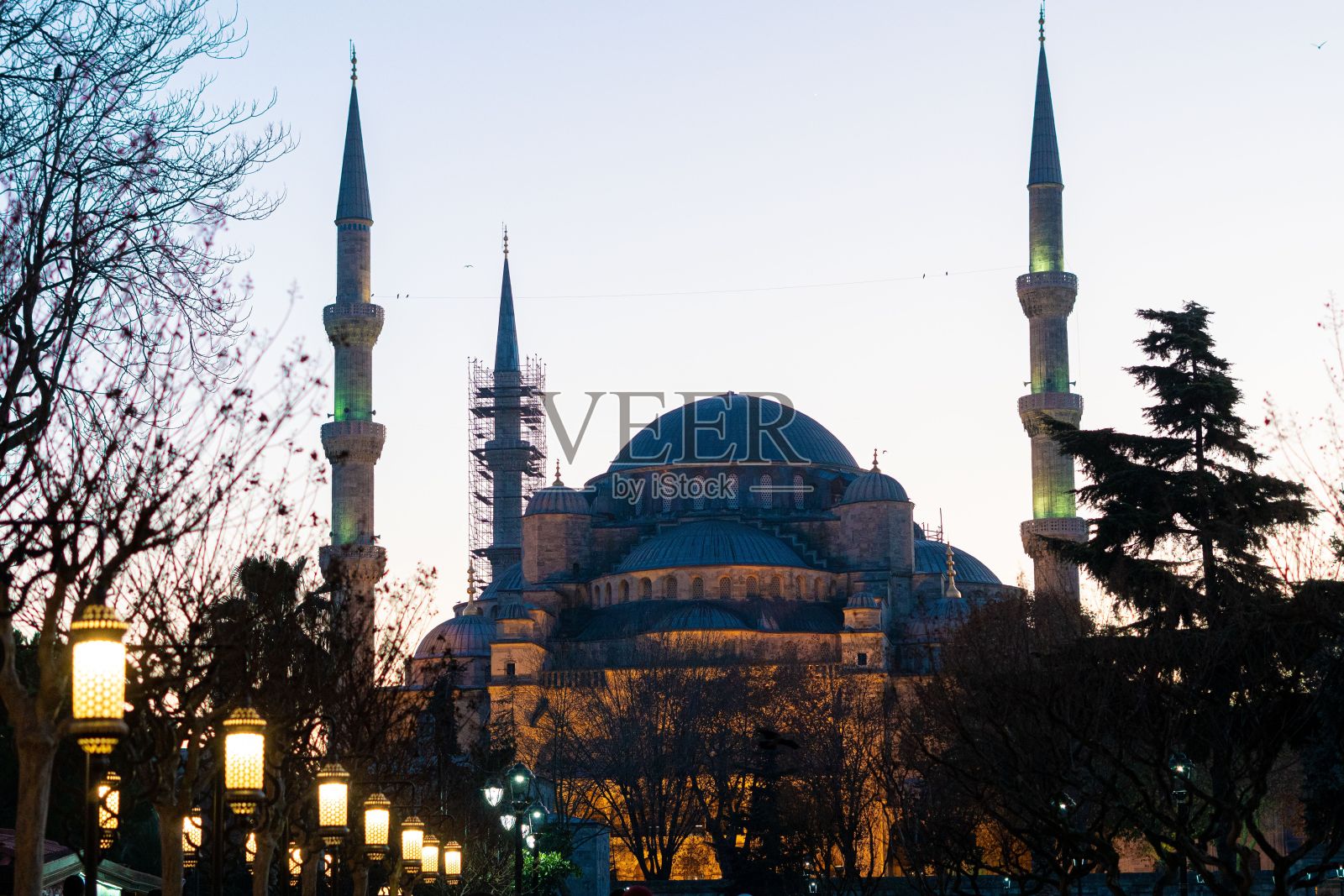 土耳其伊斯坦布尔的蓝色清真寺,映衬着夜空照片摄影图片