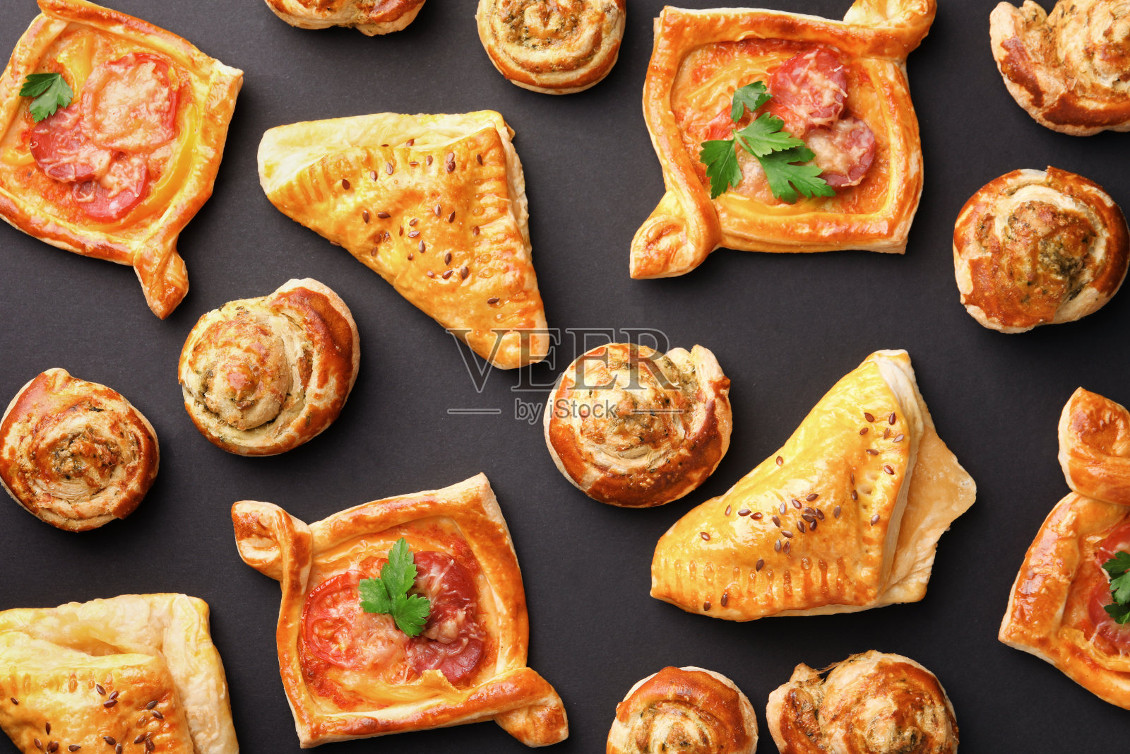 各种美味的酥皮,黑底,平铺,馅料鲜美照片摄影图片