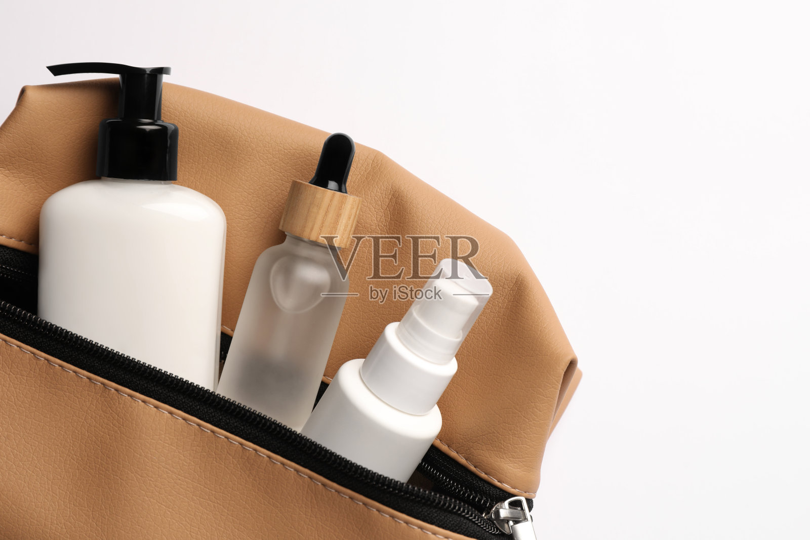 为spa做准备。紧凑型化妆包与化妆品在白色背景,俯视图。文本空间照片摄影图片