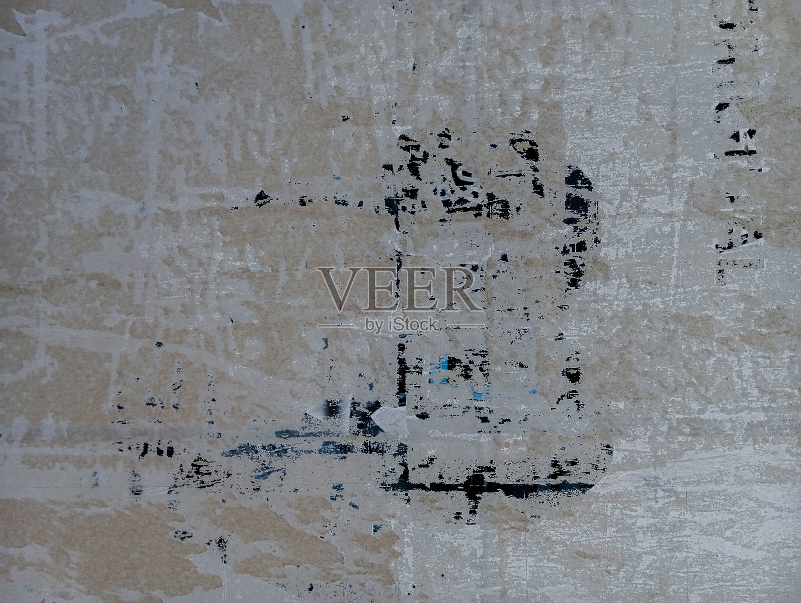 风化和撕裂的广告海报粘在水泥墙。抽象的垃圾背景。照片摄影图片