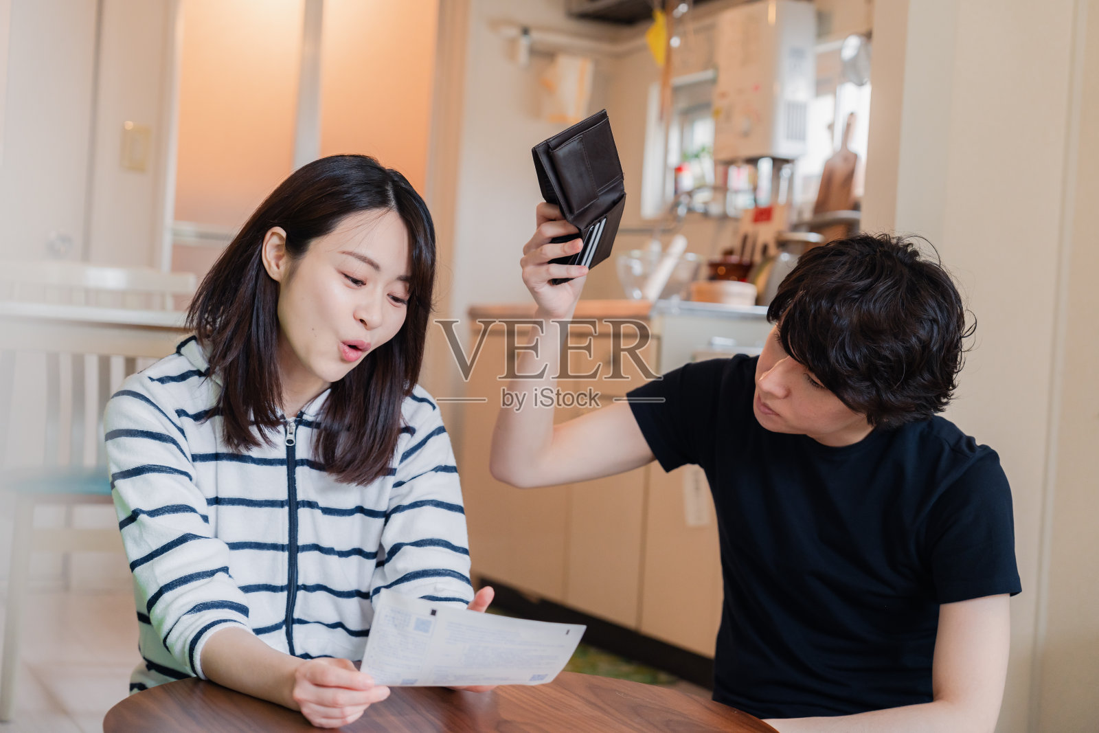 一对年轻夫妇因账单上的价格上涨而痛苦不堪照片摄影图片