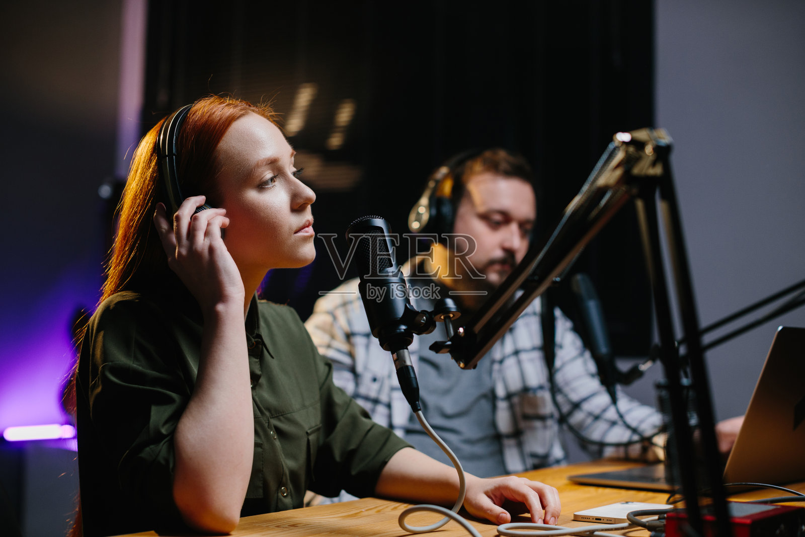 主持人或主持人-男人和女人-在广播电台主持节目现场演播室照片摄影图片
