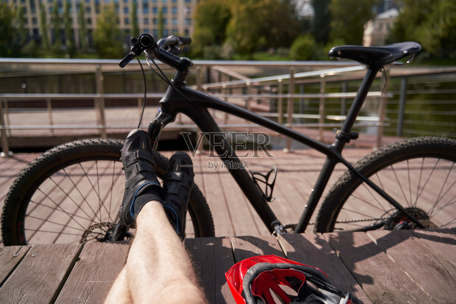 一个人的腿在自行车的背景上。在城市里骑车放松一下。照片摄影图片