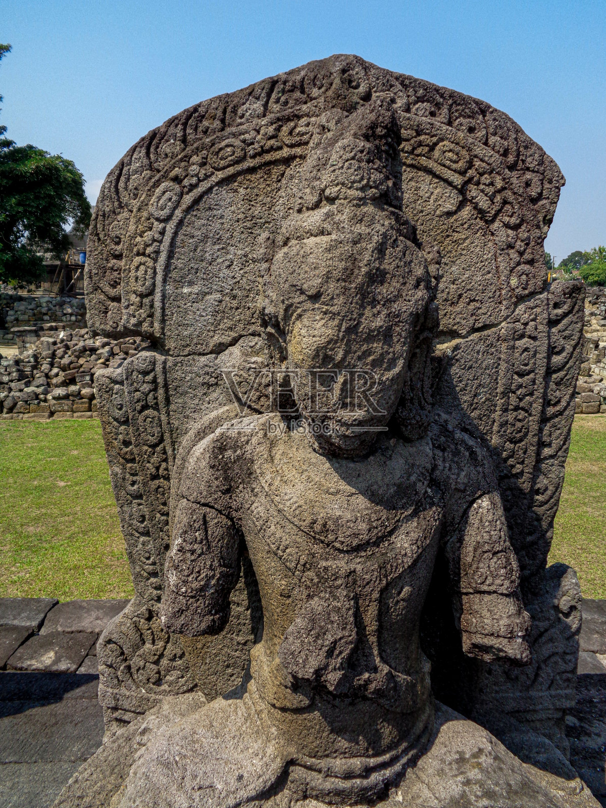 近距离观察老三寺侧面的印度教女神雕像照片摄影图片