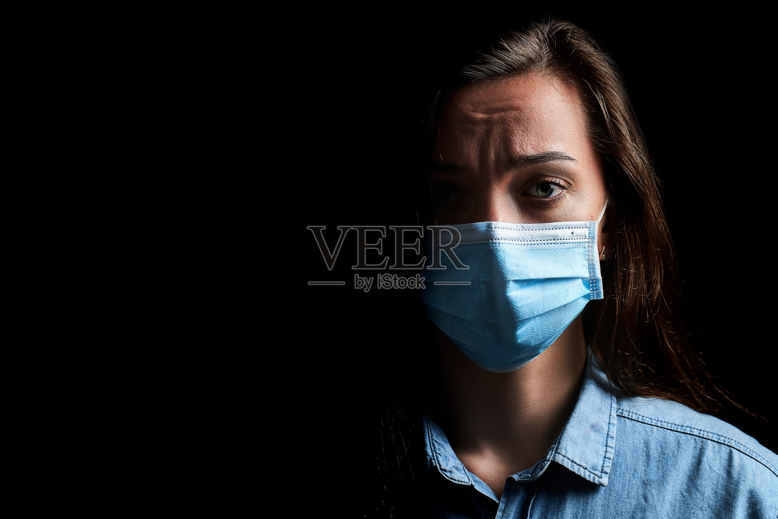 悲伤,不快乐,沮丧的女人戴着黑色背景的医用防护口罩。流感和空气污染期间的健康防护。本空间照片摄影图片