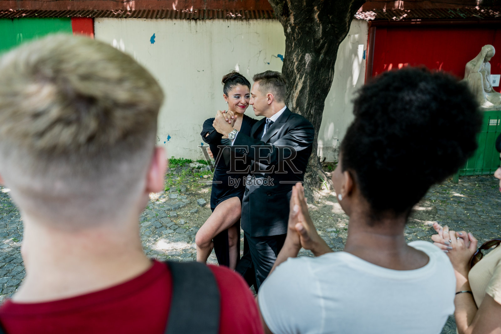 一对街头艺术家在阿根廷布宜诺斯艾利斯的卡米尼托跳探戈照片摄影图片