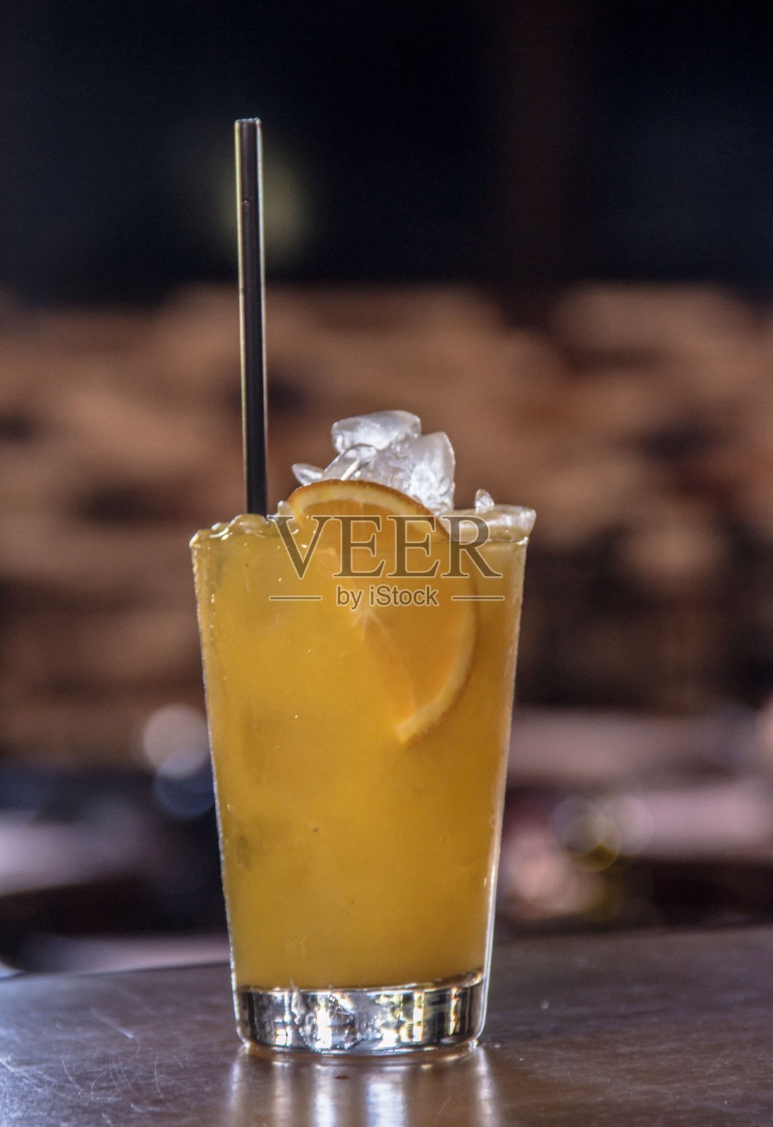 桌子上新鲜水果和蔬菜汁的特写照片摄影图片