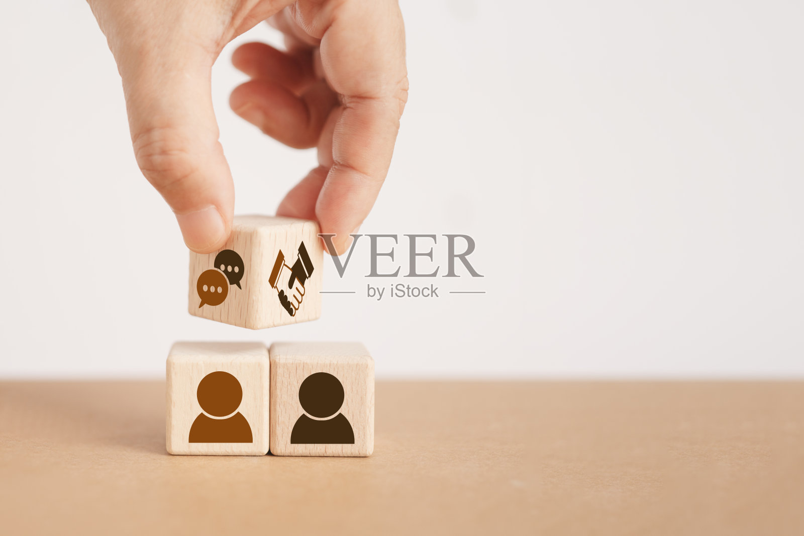 商务谈判、交易、协议、合作、并购。商务沟通为合作、伙伴关系及合同协议交易。伙伴对话与协作照片摄影图片