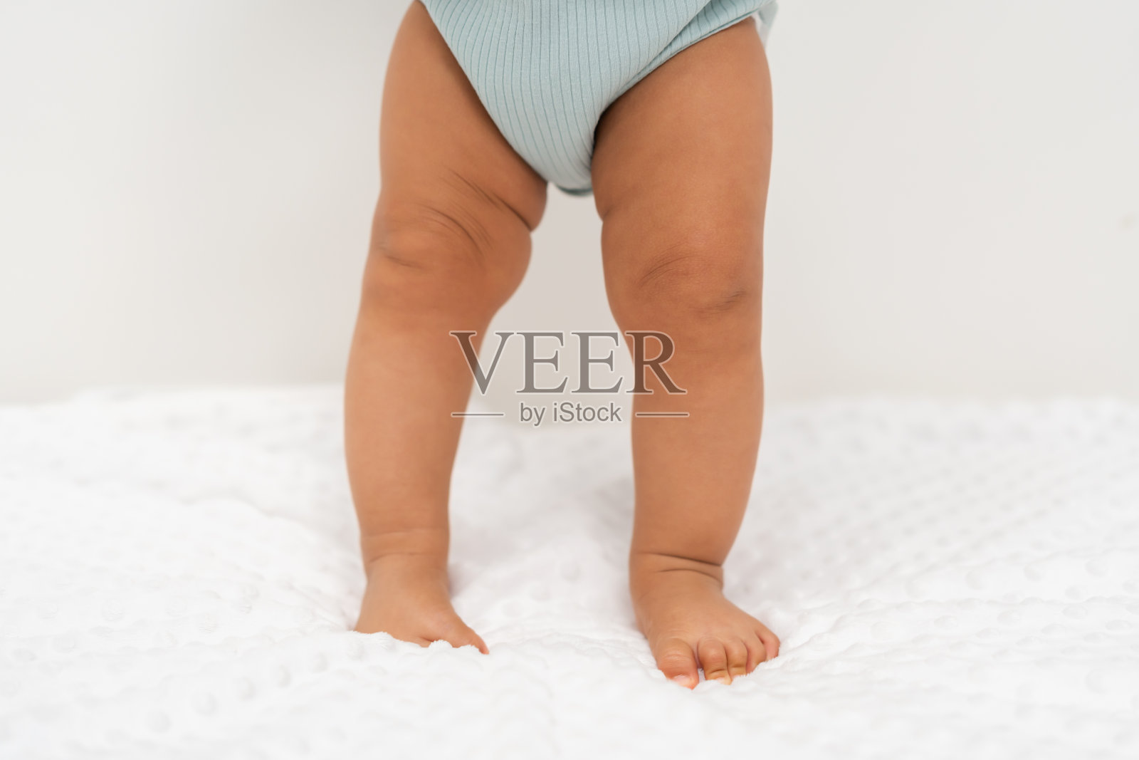 婴儿的腿训练婴儿站立照片摄影图片