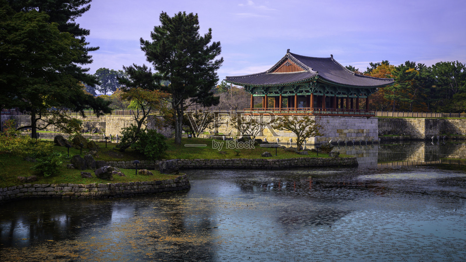 韩国庆州市地标性遗产,东宫宫、月池和阿纳普公园,拥有传统的韩国建筑和花园照片摄影图片