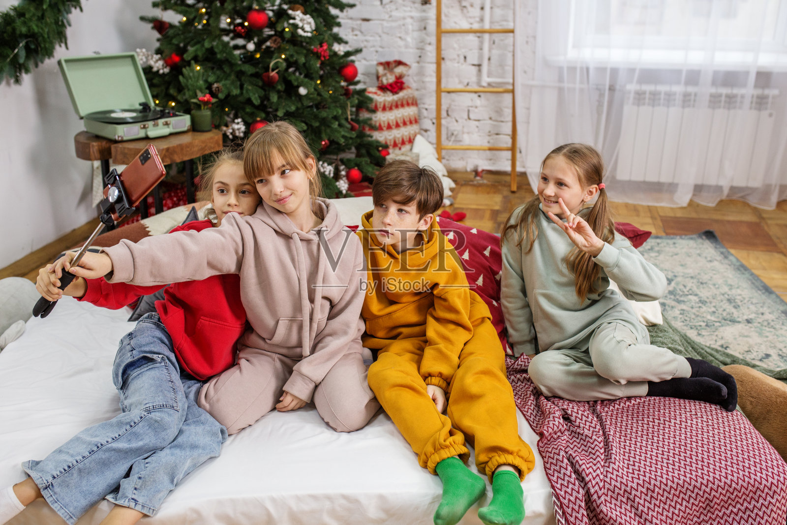 儿童博客,在房间的圣诞树上写博客。圣诞节的时间。照片摄影图片