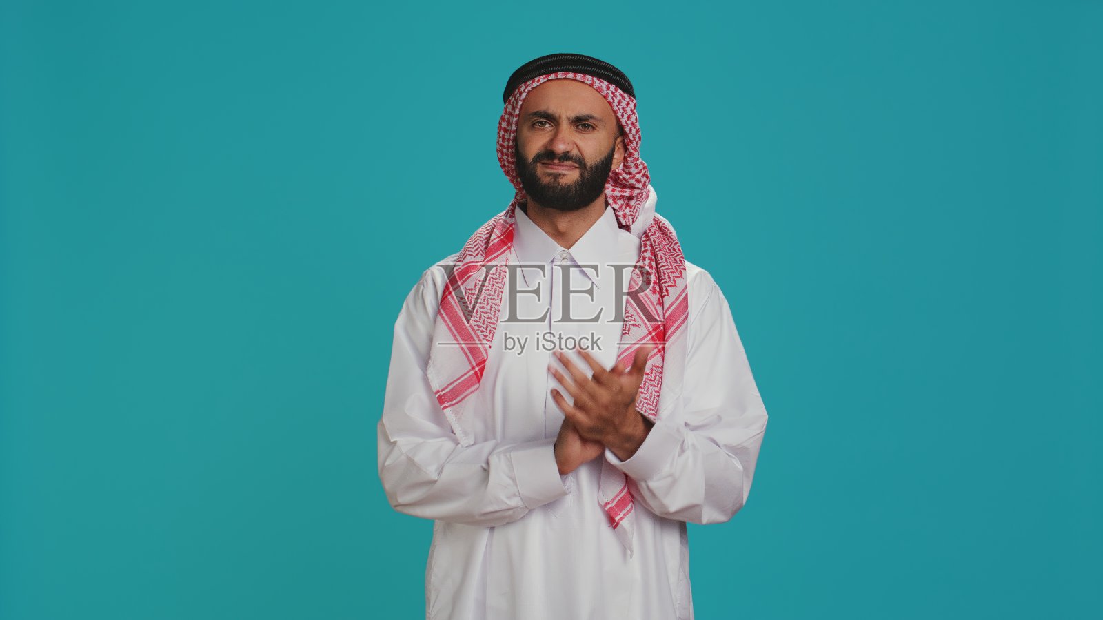 身着传统服装鼓掌的成年人照片摄影图片