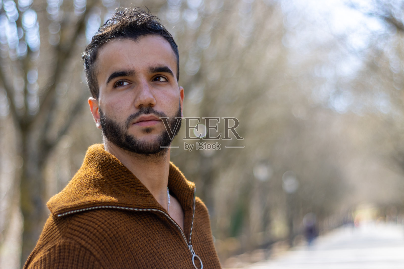 留胡子的少年在街上的肖像照片摄影图片