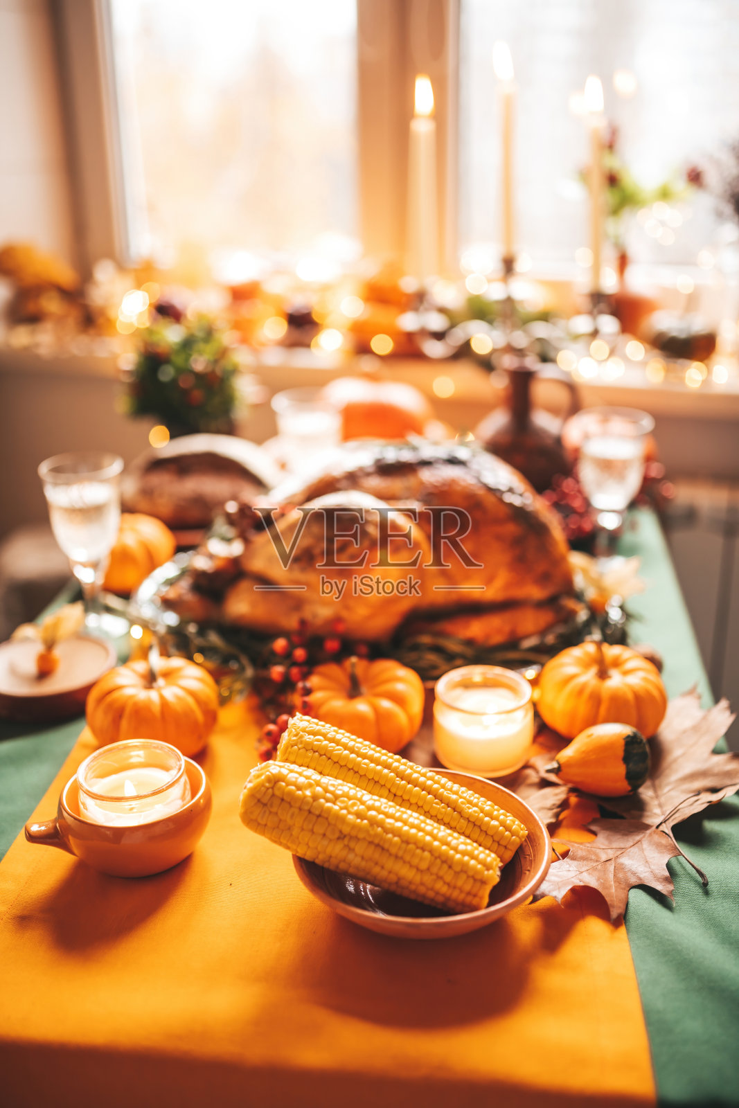 感恩节餐桌上的秋天装饰和南瓜照片摄影图片