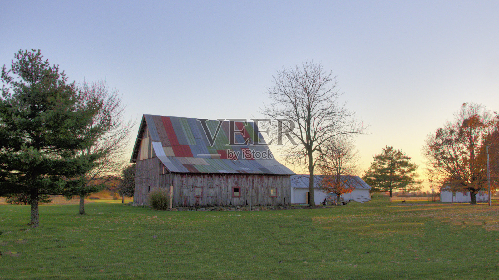 老风化红谷仓-汉密尔顿县,印第安纳州照片摄影图片