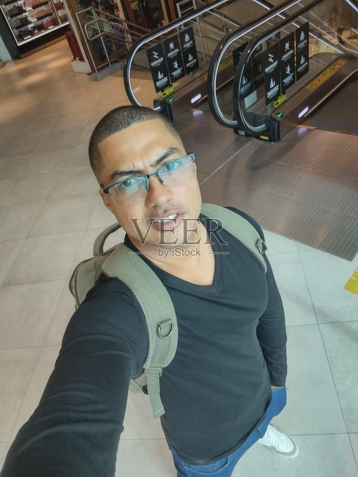 准备好穿黑衬衫旅行照片摄影图片