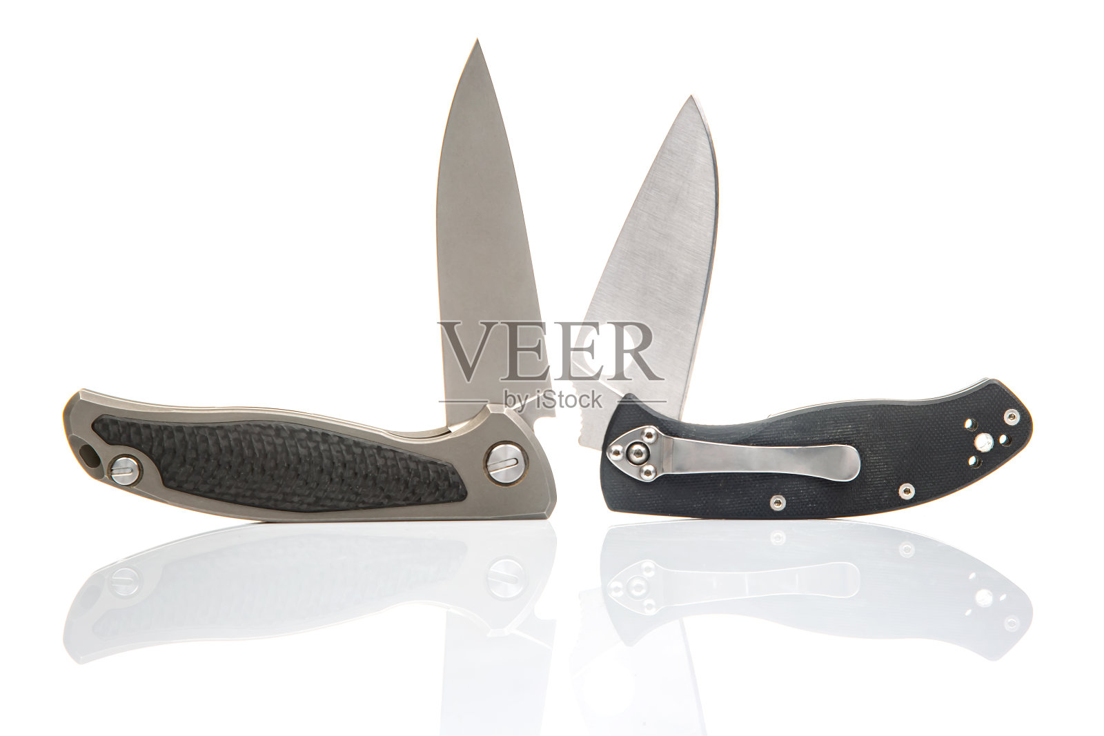 两把白色背景的折叠刀。旅游和生存项目。照片摄影图片