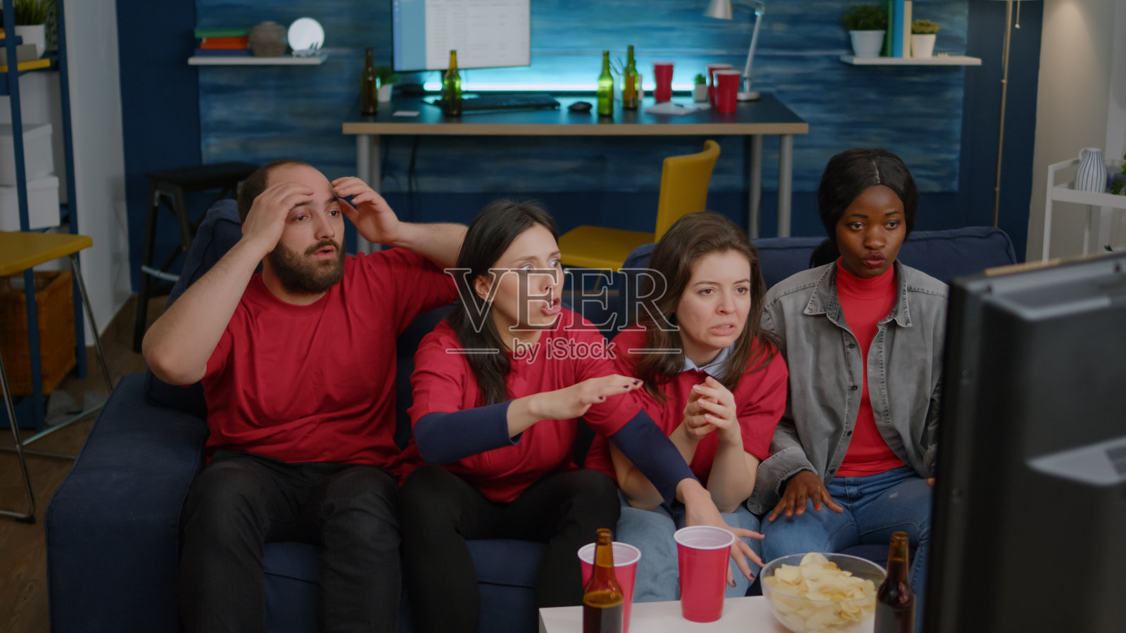 体育锦标赛期间观看比赛的多民族球迷照片摄影图片