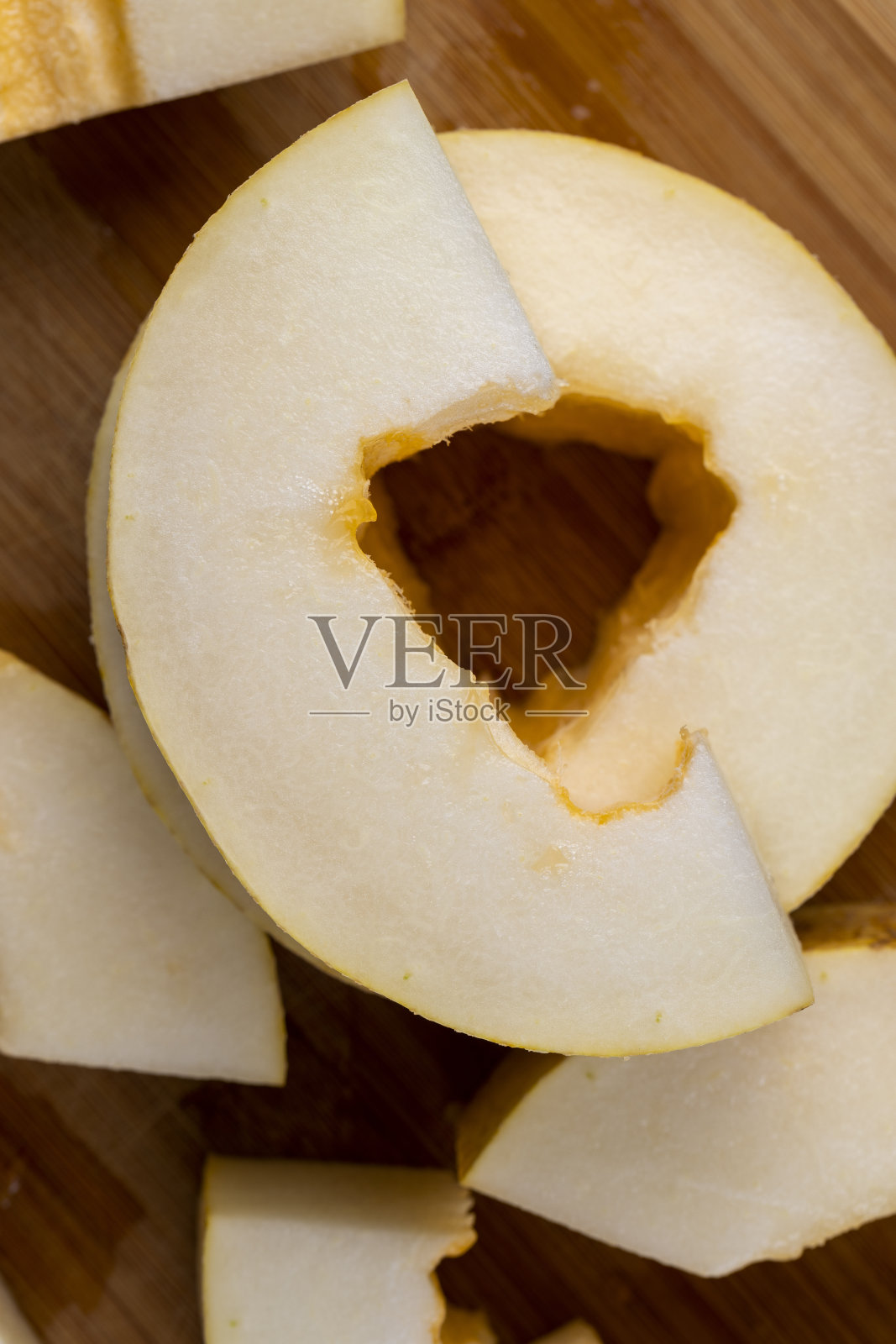 瓜熟后切成块状供营养照片摄影图片