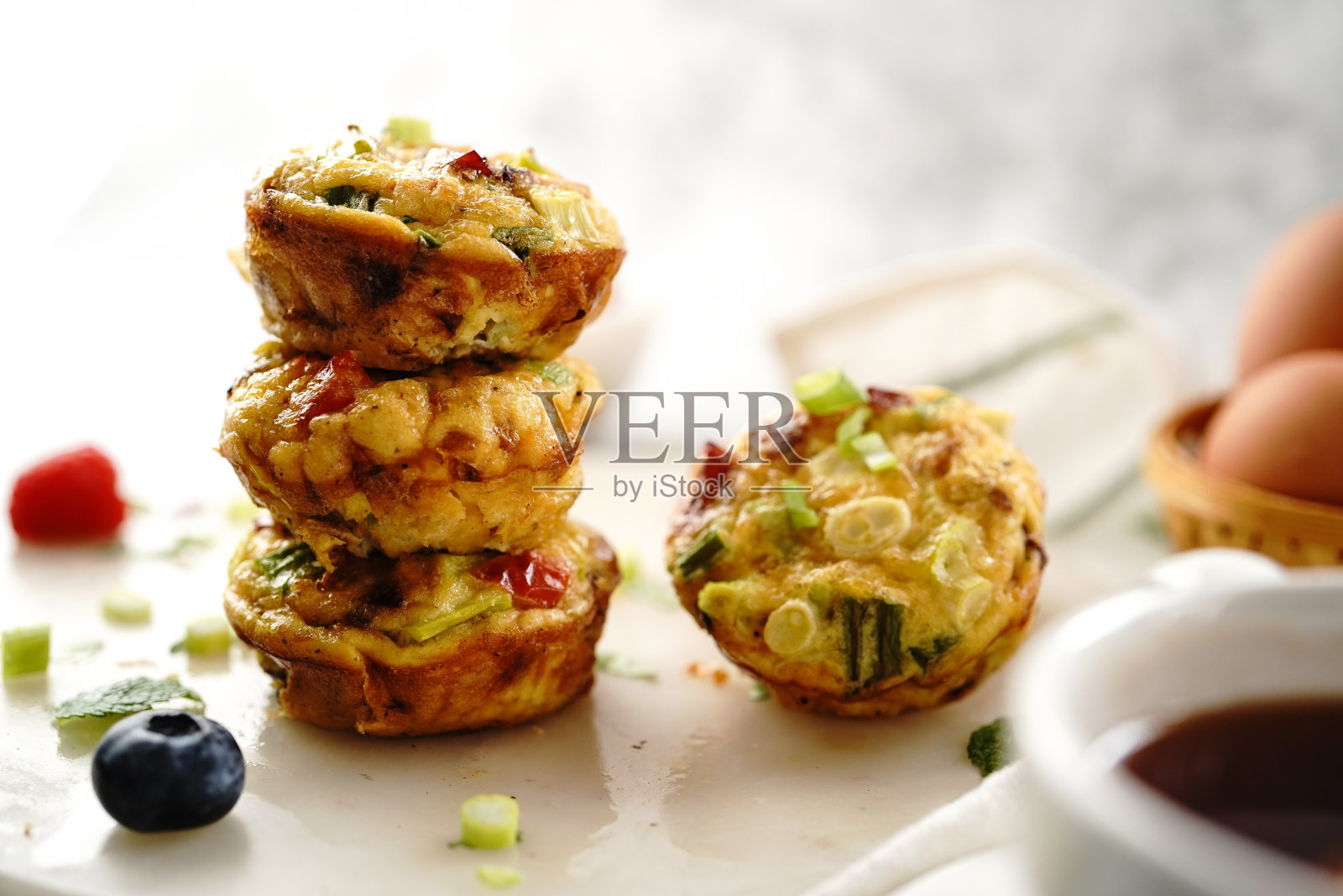 早餐鸡蛋松饼照片摄影图片