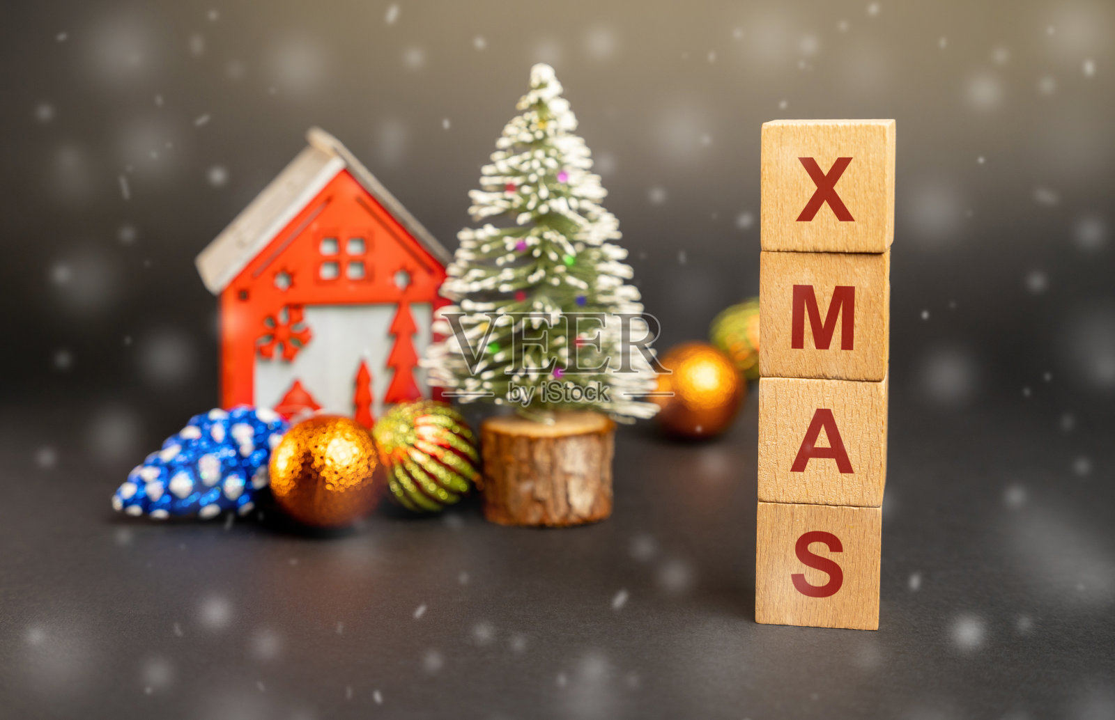 印有“圣诞节”字样的木块、迷你房子和圣诞树。新年或圣诞节寒假。装饰,庆祝。新年的概念开始了。雪,下雪照片摄影图片