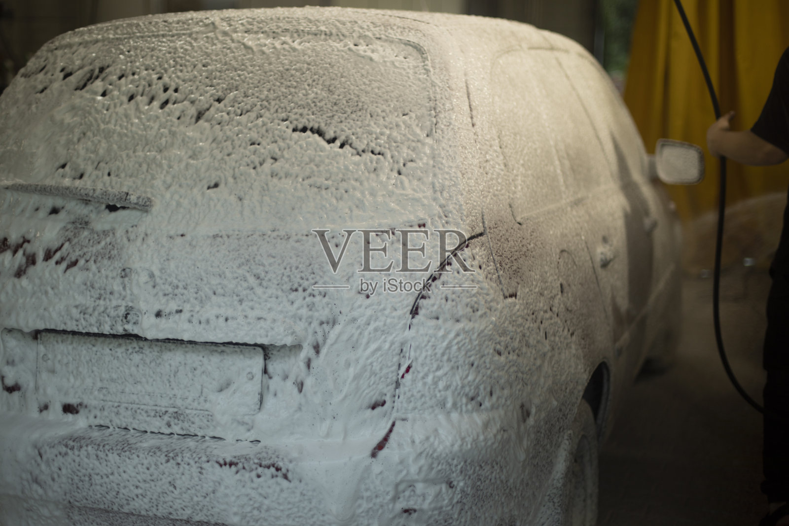 清洗汽车。洗车。运输泡沫。照片摄影图片