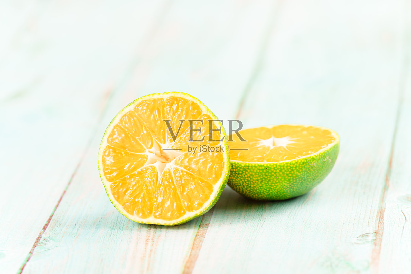 木桌上的新鲜柑橘类水果照片摄影图片