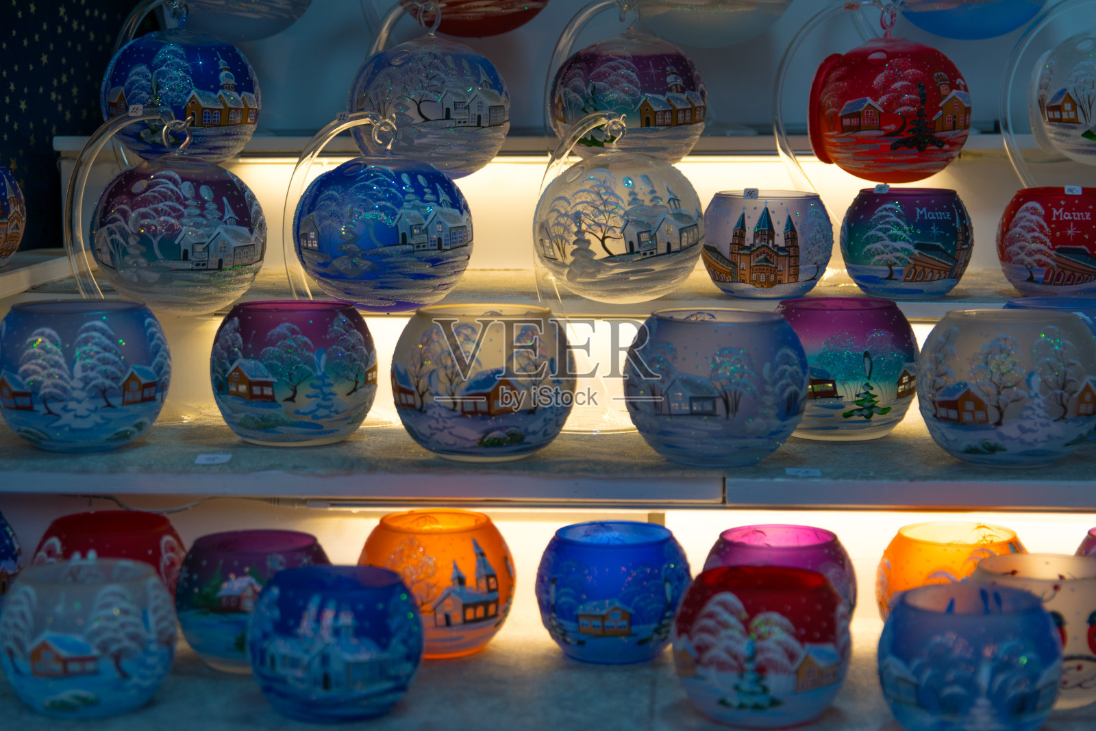 节日里的圣诞彩球。照片摄影图片