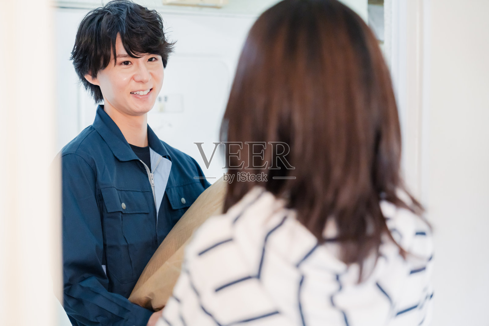 一名男性工作人员正在送货上门照片摄影图片