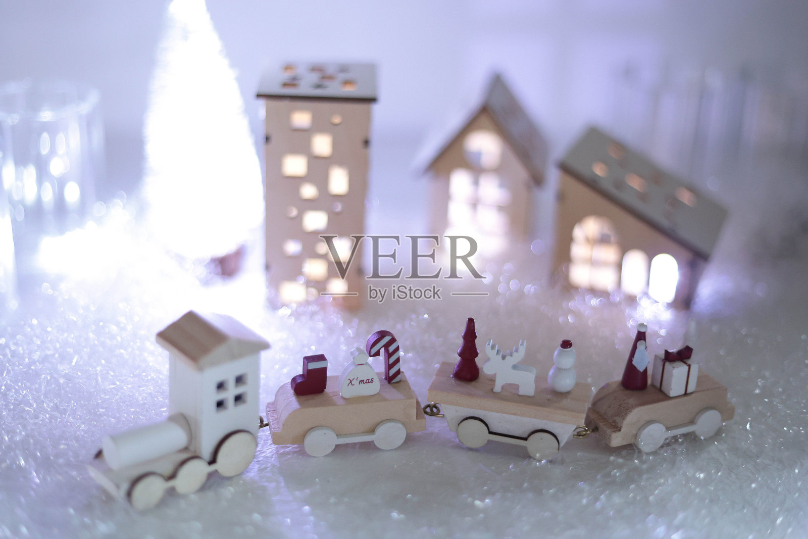 夜晚的圣诞小镇,树,房子和火车照片摄影图片