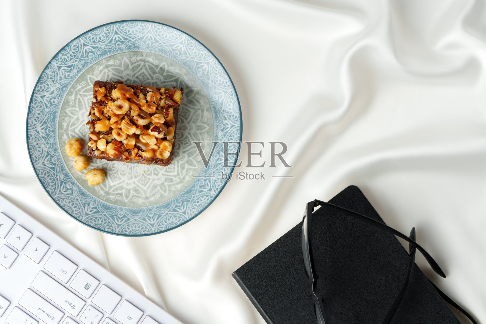 一块白底榛子布朗尼蛋糕照片摄影图片