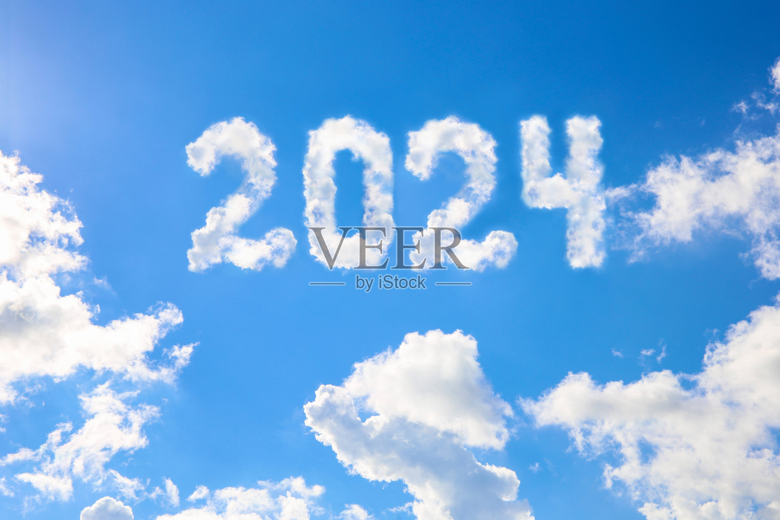 2024年写在蓝天白云上。新年快乐的概念。照片摄影图片