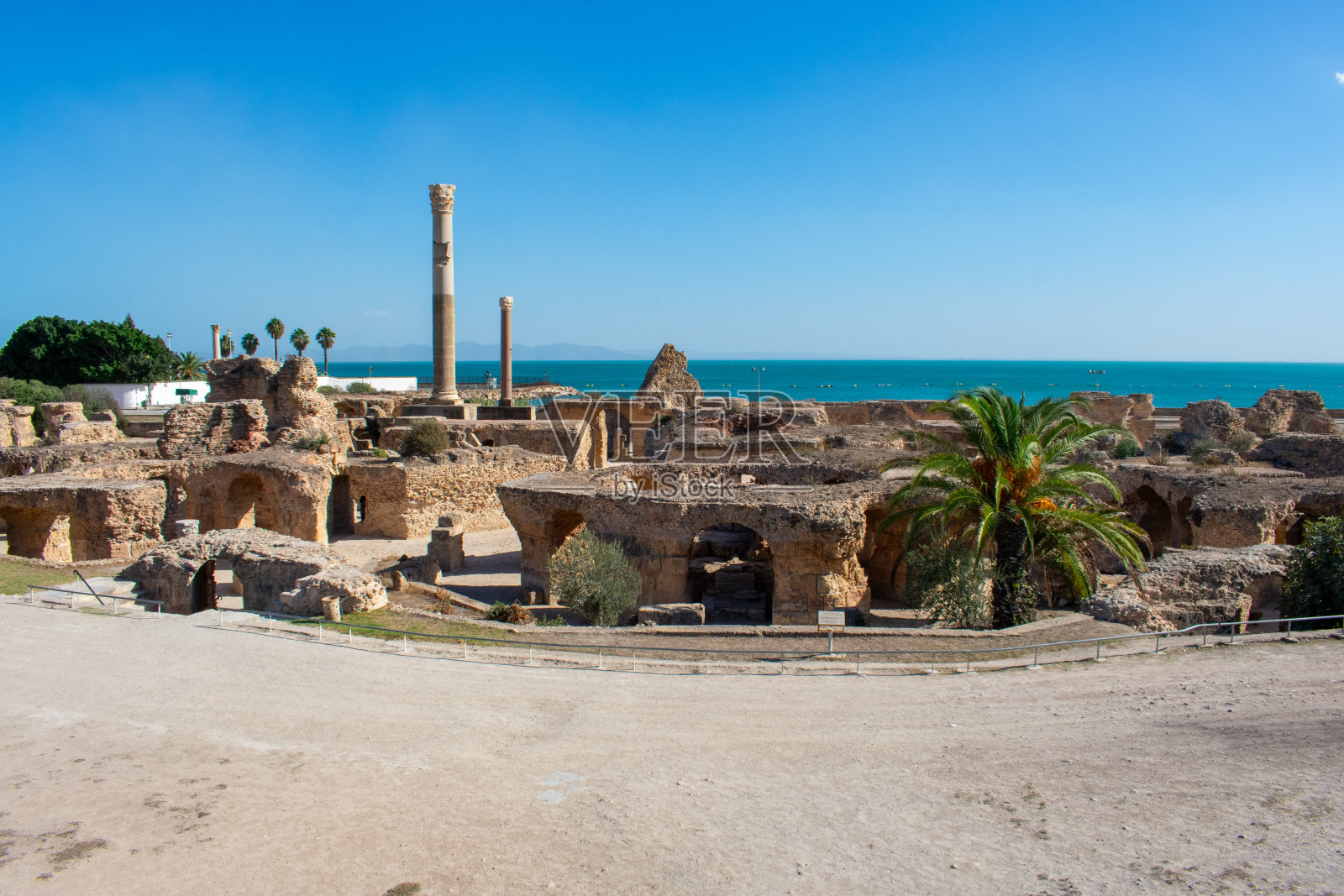 全景的古代遗迹与温泉浴场,考古遗址在迦太基。突尼斯首都突尼斯市照片摄影图片