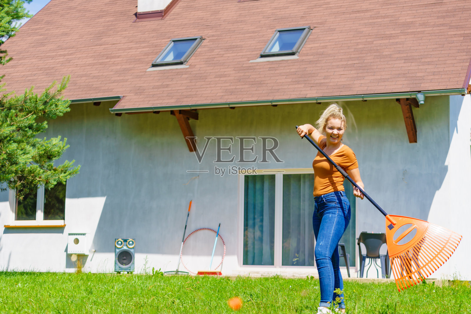 在花园里拿着耙子的女人照片摄影图片