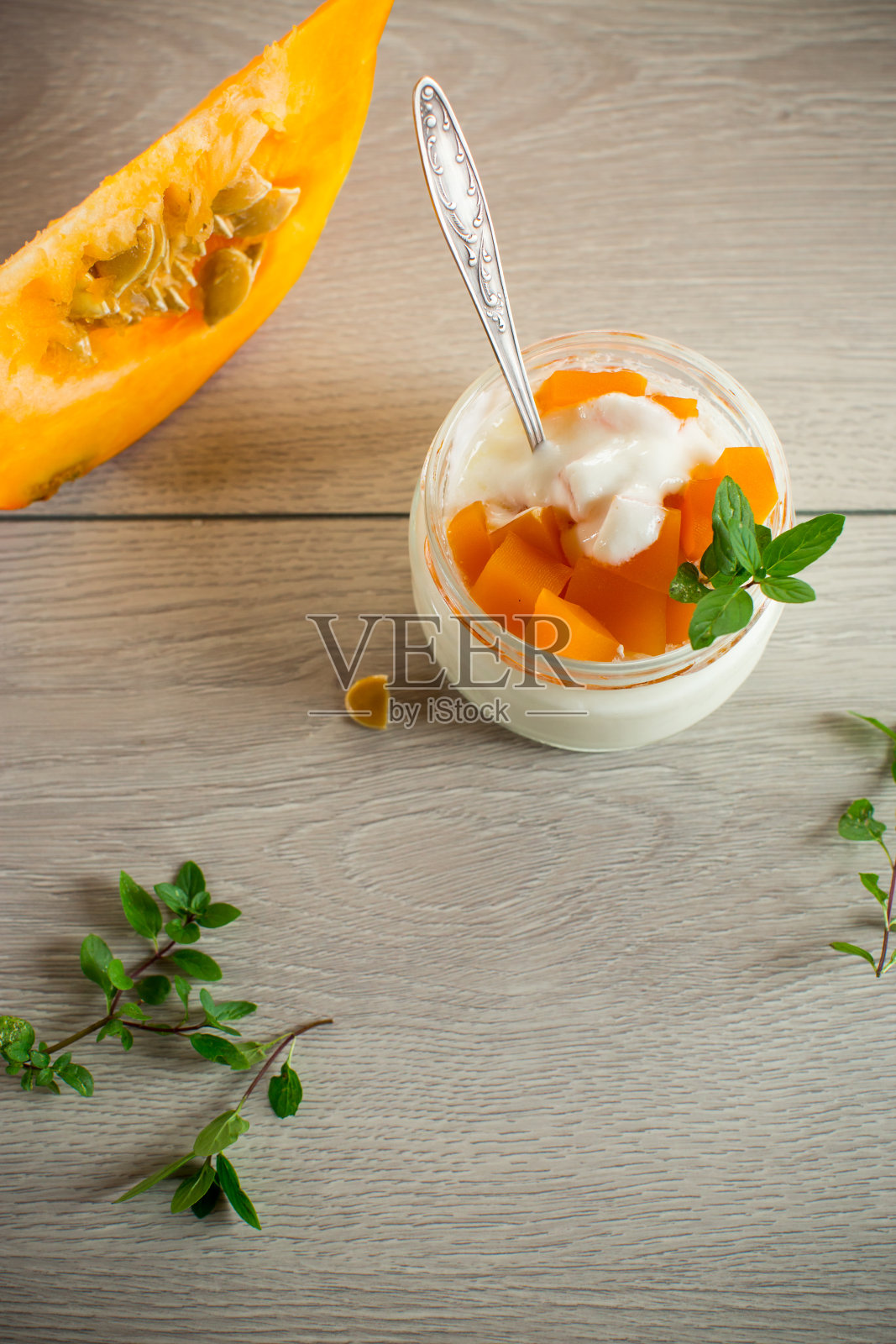 自制酸奶配南瓜果酱。照片摄影图片