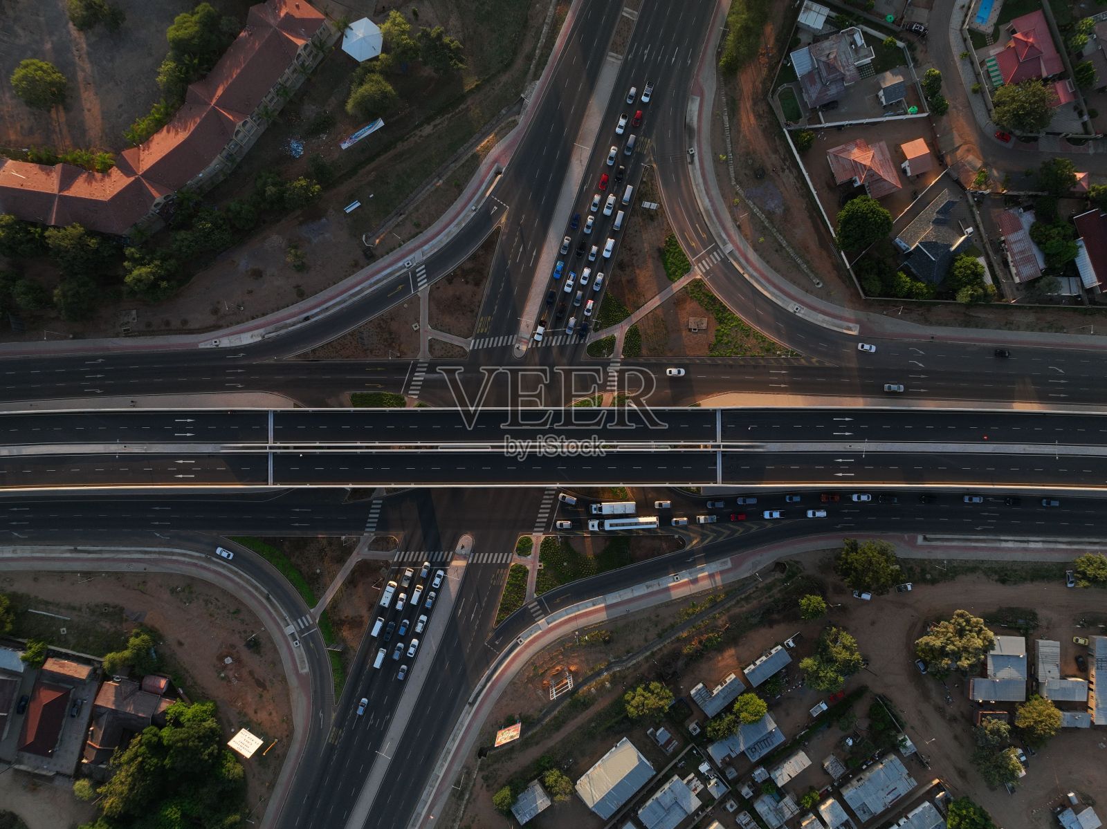 从空中俯瞰道路和高速公路交通,哈博罗内,博茨瓦纳,非洲照片摄影图片