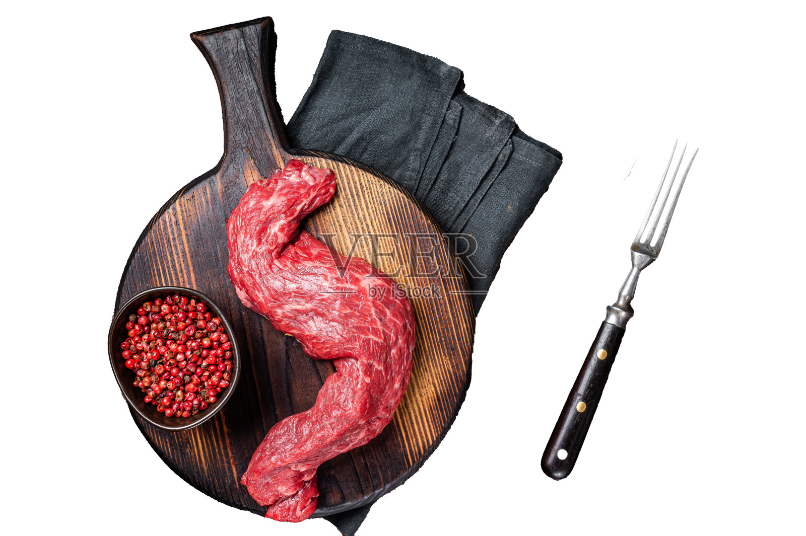 生裙弯刀牛肉牛排在木板上。孤立,白色背景照片摄影图片