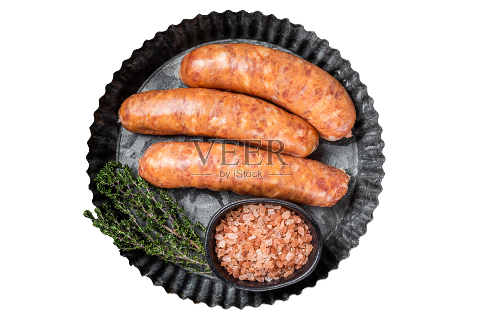 准备用百里香烹饪的生西班牙辣香肠。孤立,白色背景。照片摄影图片