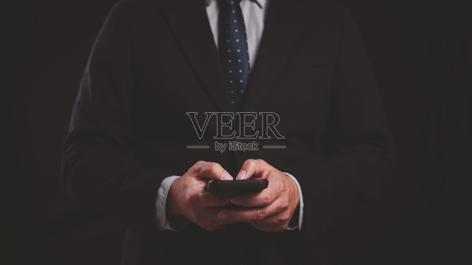 商人用智能手机查看电子邮件和短信照片摄影图片